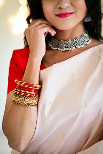 かなりインドの伝統的なジュエリーと参照してください シルバーネックレスとイヤリング 赤いブレスレット 赤のサリー ブルースと白のサリー エレガントなインドのドレス — ストック写真