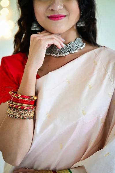 Elegancka Hinduska Kobieta Saree Biżuteria Tradycyjna Indyjska Biżuteria Białe Tło — Zdjęcie stockowe