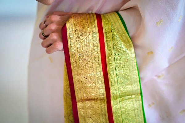 インドの手とシルクのサリー ドレスを持ってる インドの伝統的なドレス — ストック写真