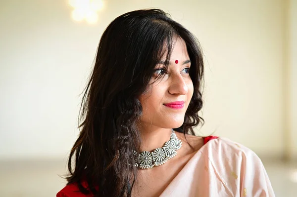 浪漫的印度传统珠宝和萨里 漂亮的印度女人 银项链和耳环 红色的手镯红色萨里衬衫和白色萨里 优雅的印第安服装 白人背景 — 图库照片