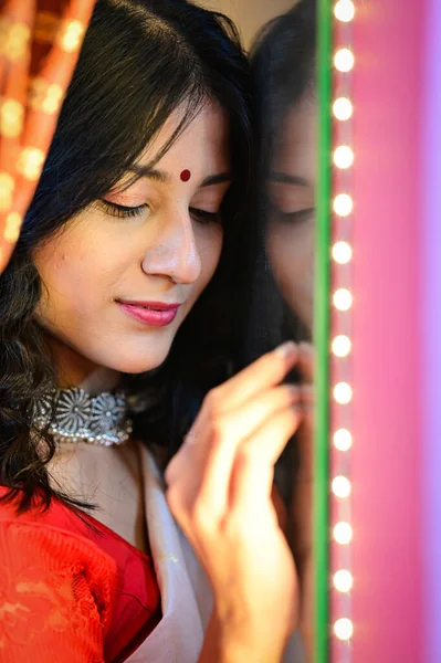 漂亮的印度新娘和镜子的倒影 可爱的微笑和浪漫的风格 漂亮的银项链光彩夺目 — 图库照片