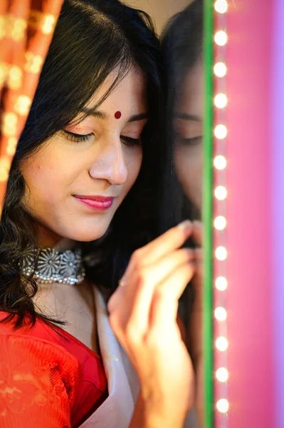 漂亮的印度新娘和镜子的倒影 可爱的微笑和浪漫的风格 漂亮的银项链 — 图库照片