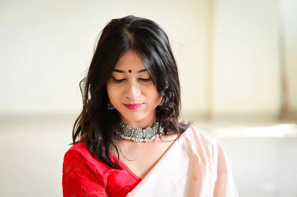 ロマンチックなインドの伝統的なジュエリーと参照してください インド人女性 シルバーネックレスとイヤリング 赤いブレスレット 赤のサリー ブルースと白のサリー エレガントなインドのドレス — ストック写真