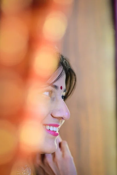 美しいインドの花嫁 顔プロフィール 鏡を見てる ベールのエレガンスシルク輝き 絹のケープ ロマンチックなインド人女性 カラフルだ 準備を — ストック写真