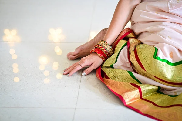 Indiase Vrouw Saree Elegante Rode Armbanden Indiase Cultuur Luxe Indiaanse — Stockfoto