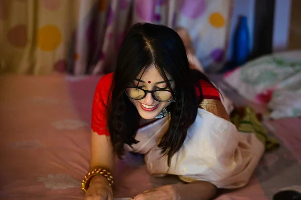 Een Vrouw Met Een Leesbril Lezende Vrouw Rode Lippen Indiaanse — Stockfoto