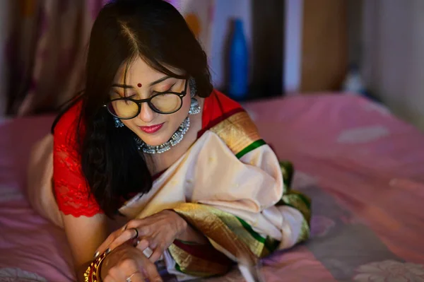 戴眼镜的女人在看书 微笑阅读的女人 红唇萨里的印度女人性感的女人 微笑和光芒 回家休息一下 — 图库照片