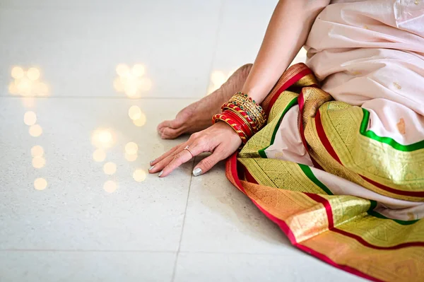 インドの女性の手は ブレスレットを見ています インド文化 豪華なインドのドレスやアクセサリー ゴールデン ボーク 白の背景 — ストック写真