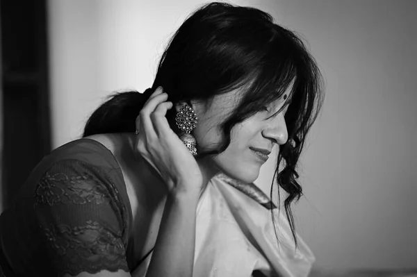 Красивая Индианка Профиль Сбоку Черно Белый Портрет Красивая Элегантность Женская — стоковое фото