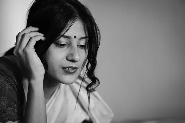 Красивая Индианка Красивое Лицо Черно Белый Портрет Женщина Мечтательном Настроении — стоковое фото