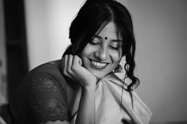 美丽的印度女人笑笑 黑色和白色的肖像 女人的力量艺术摄影 女人像印第安妇女肖像 — 图库照片