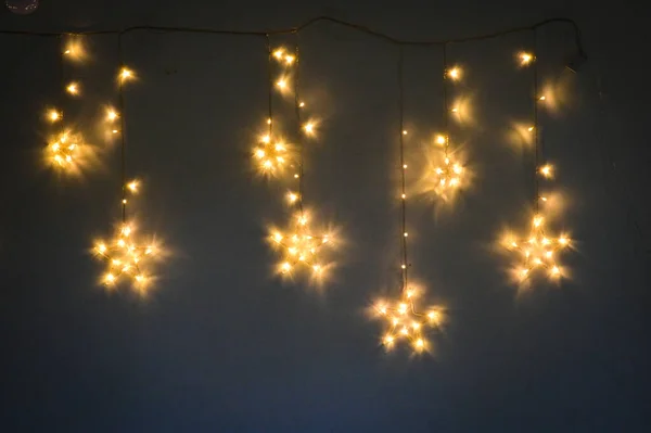 Όμορφα Χρυσά Χριστουγεννιάτικα Φώτα Μέσα Στη Νύχτα Χρυσά Αστέρια Και — Φωτογραφία Αρχείου