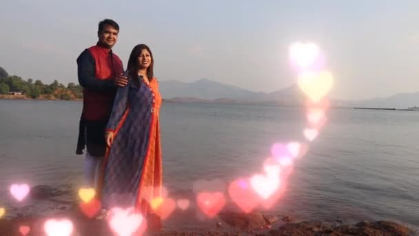 Pareja Romántica Lago Corazones Voladores Colores Corazón Bokeh San Valentín — Vídeos de Stock