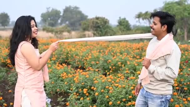 Romantic Couple Flower Field Play Mood Boyfriend Girlfriend She Happy — Vídeo de Stock