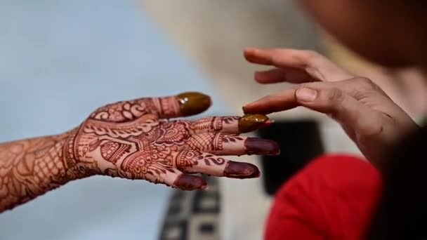 Henna Tattoo Hands Close Fingertips Bridal Mehendi Process Indian Marriage — Stock videók