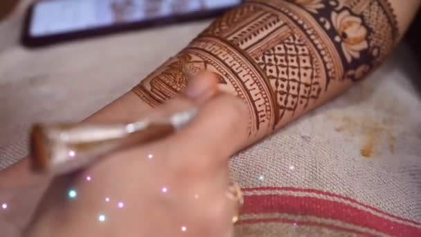タトゥーを手に 手にヘナの入れ墨を閉じます ブライダルボディアートメヘンディが進行中です インドの結婚 ヘナタトゥーの適用 — ストック動画