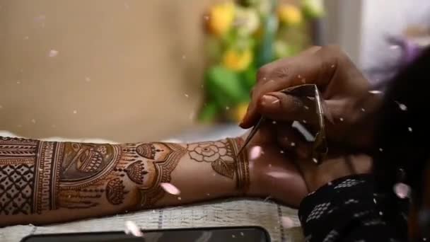 Henna Tattoo Hands Bridal Mehendi Indian Marriage Henna Tattoo Applying — Vídeo de stock