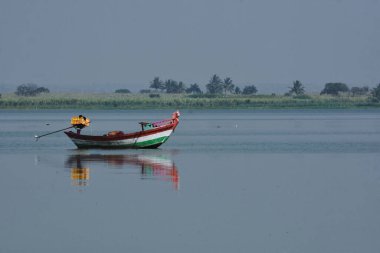 Göldeki tekne. Hint Yaz Yolculuğu. Rahatla ve tazele. Macera ve Seyahat. Su Yansıması ve Dalgalar. Hint Peyzajı. Maharashtra.  