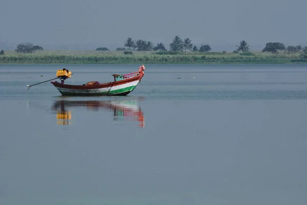 호수에 가라앉았어 인도의 긴장을 긴장을 반사와 파도를 일으킨다 인도의 마하라슈트라 — 스톡 사진