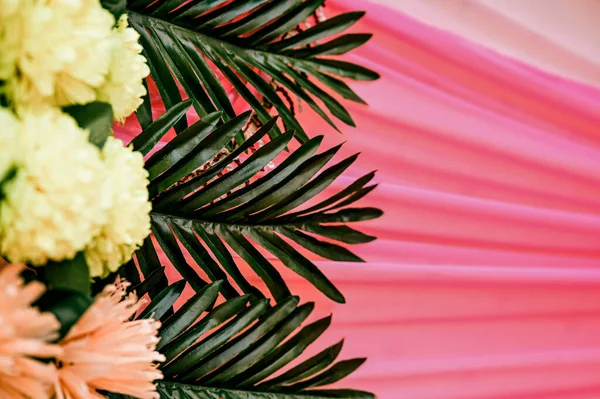 Желтые Розовые Цветы Зеленый Лист Качестве Украшения Свадебной Стадии Цветочные — стоковое фото