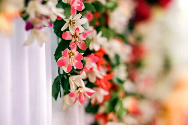 Желтые Розовые Цветы Зеленый Лист Качестве Украшения Свадебной Стадии Цветочные — стоковое фото