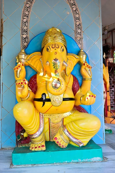 Hindoe God Ganesh Standbeeld Lord Ganesha Gele Kleuren Ganapati Vinayak — Stockfoto