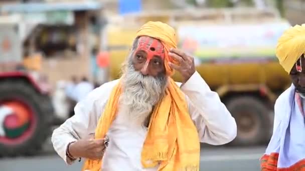 Indianmannen Bär Traditionell Turban Indiskt Etniskt Slitage Indiska Klänningen Pilgrim — Stockvideo