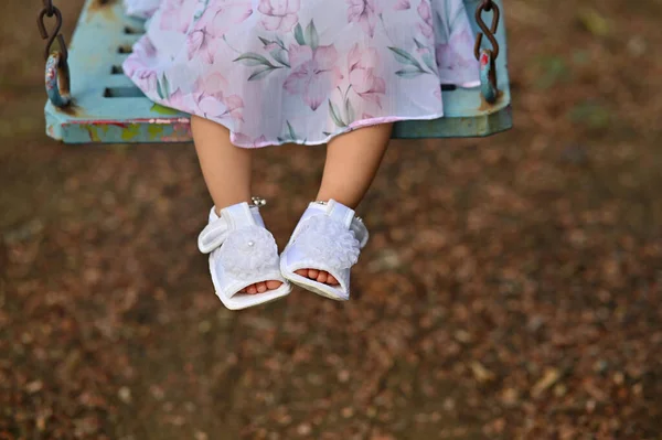 Babybeine Auf Der Schaukel Beine Eines Kleinen Mädchens Kleine Beine — Stockfoto