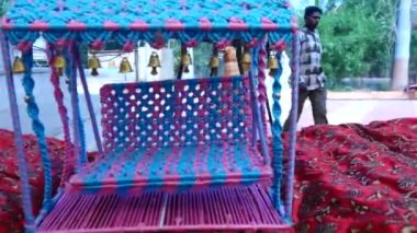 Hindu Tanrıları için Mavi ve Pembe Swing Çadırı. Mavi örgü salıncak Hareketi