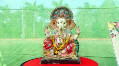 Hint Tanrısı Ganesha 'nın büyük heykeli. Yakından Fil Yüzü. Tanrı 'nın güzel heykeli. Renkli Tanrı Ganesha. Kahverengi arka plan. Ana Hindu Tanrısı. Hinduizm Din ve Kültür.