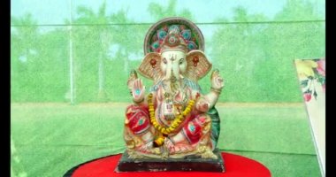 Hint Tanrısı Ganesha 'nın büyük heykeli. Yakından Fil Yüzü. Tanrı 'nın güzel heykeli. Renkli Tanrı Ganesha. Kahverengi arka plan. Ana Hindu Tanrısı. Hinduizm Din ve Kültür.
