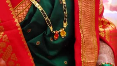 Altın Mangalsutra gerdanlığı gelin üzerinde. Kutsal ipliğin seremonisi. Mangalsutra mücevherleri. Mangalsutra ile düğün ibadeti. Maharashtra. Hint Düğün Ritüelleri