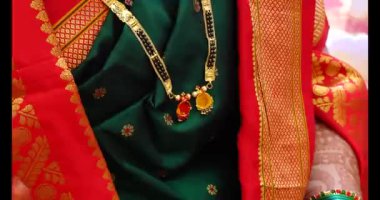 Düğünde Altın Mangalsutra kolye. Gelinlik kolyesi. Kutsal ipliğin seremonisi. Mangalsutra mücevherleri. Mangalsutra ile düğün ibadeti. Maharashtra. Hint Düğün Ritüelleri