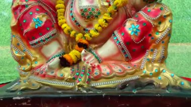 Tanrı 'nın heykeli Ganesha. Ana Hindu Tanrısı Ganesha 'nın renkli heykeli. Fil Yüzlü Tanrı. Yeşil arka plan. Ana Hindu Tanrısı. Hinduizm Din ve Kültür