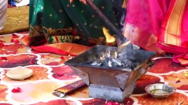 Marathi düğününde kutsal ateşle ibadet etmek. Düğünde kutsanmak için kutsal ateşe düşer. Gelin ve Damat Ateşi Düğün Ritüelleri ve Töreni. Maharashtra