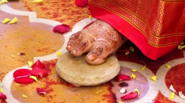 Gelin Dokunuşu Taşı ve damat, yedi adım töreninde taş parmağa dokunuyor. Marathi Hindu düğünü. Saptapadi Düğünü Pooja.