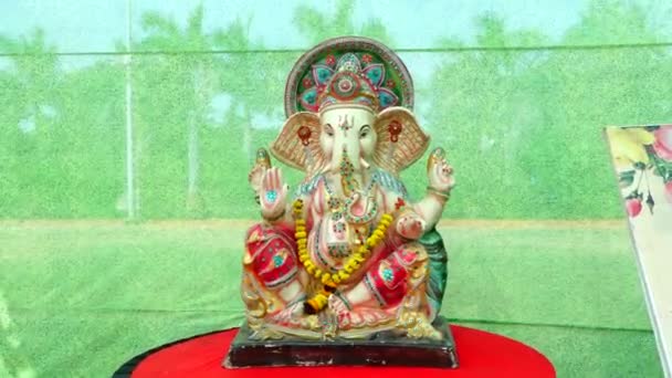 神様の素敵な像ガネーシャ様 カラフルな像 象の顔神 緑の背景 ヒンズー教の神様 ヒンズー教と文化 — ストック動画