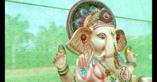 Große Statue Des Indischen Gottes Ganesha Großaufnahme Elefantengesicht Schöne Statue — Stockvideo
