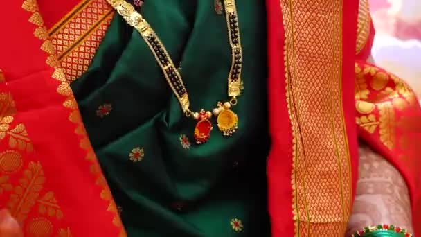 花嫁の結婚式のゴールデンマンガルストラのネックレス 聖なる糸の儀式 マングラートのジュエリー マングラートとの結婚式 マハラシュトラ インドの結婚式 — ストック動画