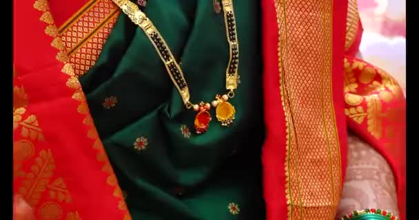 結婚式のゴールデンマンガルストラのネックレス ブライダルネックレス 聖なる糸の儀式 マングラートのジュエリー マングラートとの結婚式 マハラシュトラ インドの結婚式 — ストック動画