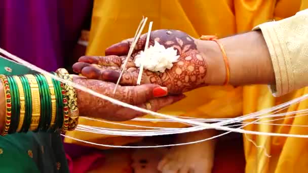 白い花と棒を持っている花嫁とグロムの手 ホワイトスレッドの周り 結婚式 カニー トゥラ マハラシュトラ文化 インド — ストック動画