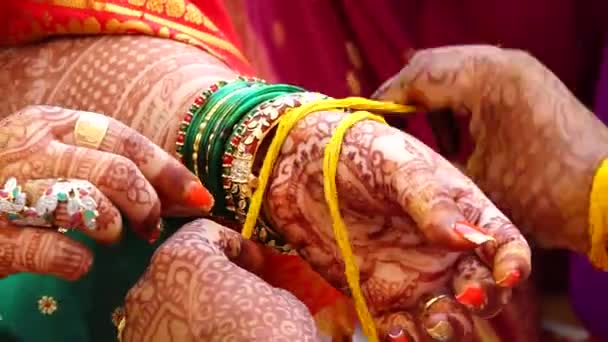 Ceremonia Llevar Hilo Cúrcuma Mano Novia Ceremonia Boda Marathi Cultura — Vídeos de Stock