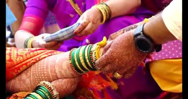 Руки Жениха Невесты Церемонии Куркумной Нитью Индуистский Свадебный Ритуал Свадьба — стоковое видео