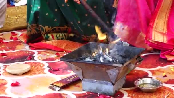Поклонение Священным Огнем Свадьбе Маратхи Капли Священный Огонь Благословения Свадьбе — стоковое видео