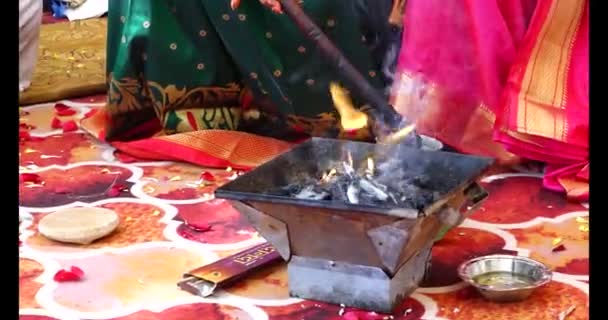 Istentisztelet Szent Tűzzel Marathi Esküvőn Szent Tűzbe Csepeg Áldásért Esküvőn — Stock videók