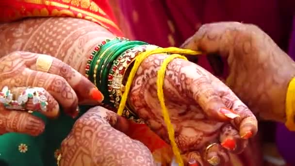 Ceremoni Bär Gurkmeja Tråd Hand Brud Marathi Bröllop Ceremoni Maharashtra — Stockvideo