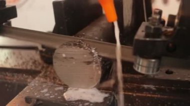 Metal Su Kesme Yeni Süreç. Sıvı Kesim Elektrik Teknolojisi. Metal Fabrikası