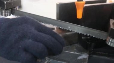 Elle Yeni Metal Kesme İşlemi. Elektrik Teknolojisi. Sanayi