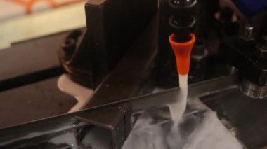 Metal Su Kesme Yeni Süreç. Sıvı Kesim Elektrik Teknolojisi. Metal Fabrikası