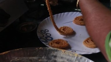 Chakli 'nin şeklini alıyorum. Geleneksel Diwali Atıştırmalıkları Pişirme Süreci. Lezzetli Hindistan. Hint Mutfağı